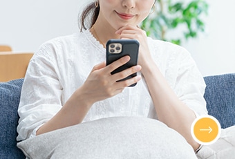 よくあるご質問（スマホを見て疑問の表情を浮かべる人）